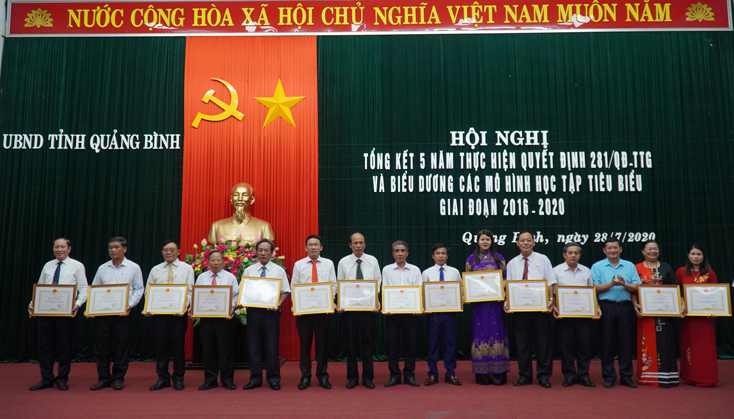 Đồng chí Trần Tiến Dũng, Tỉnh ủy viên, Phó Chủ tịch UBND tỉnh trao bằng khen UBND tỉnh cho các tập thể xuất sắc trong phong trào Học tập suốt đời giai đoạn 2016-2020.