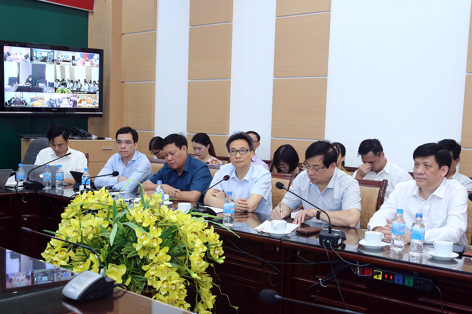 Phó Thủ tướng Vũ Đức Đam họp trực tuyến với các bệnh viện về công tác phòng chống dịch bệnh. Ảnh VGP/Đình Nam