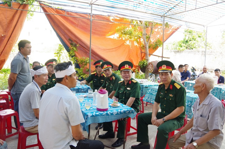 Đoàn công tác Bộ CHQS tỉnh chia buồn với gia đình có người thiệt mạng.