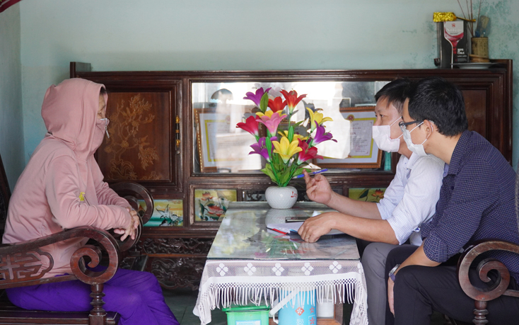Cán bộ Trung tâm Kiểm soát bệnh tật tỉnh tư vấn và hướng dẫn cho người dân về từ vùng dịch Đà Nẵng tự cách ly tại nhà.