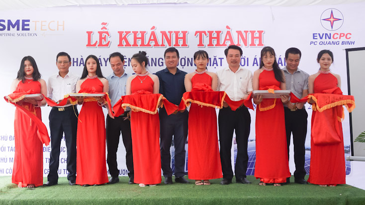 Đại diện chủ đầu tư, PC Quảng Bình và các đơn vị liên quan cắt băng khánh thành công trình ĐMTMN công suất gần 1mWp. 