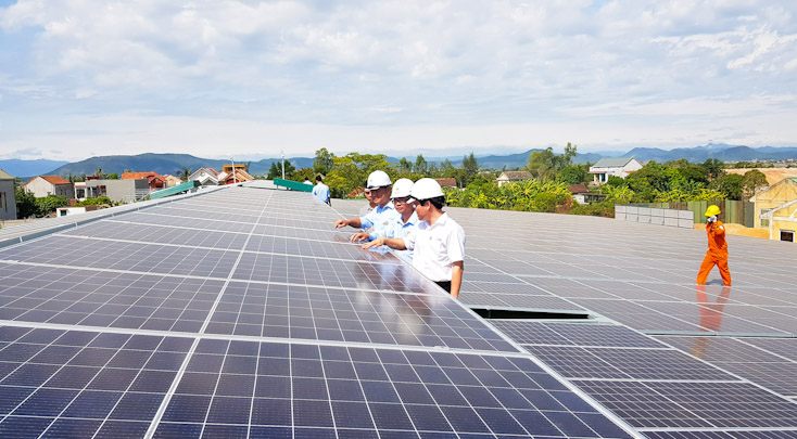 Các đại biểu tham quan công trình.