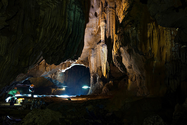  Vẻ đẹp của hang Chà Lòi. 