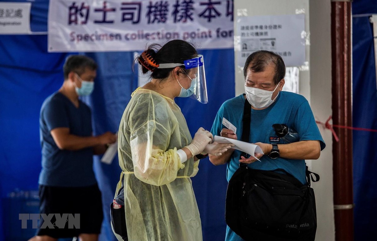 Một điểm xét nghiệm COVID-19 tại Hong Kong, Trung Quốc, ngày 19/7 vừa qua. (Ảnh: AFP/TTXVN)
