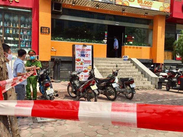 Phong tỏa nhà hàng pizza - nơi trường hợp nghi mắc COVID-19 làm việc. (Nguồn: Vietnam+)