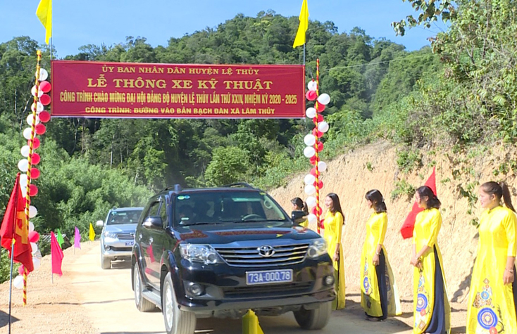 Xe đã thông trên con đường vào bản Bạch Đàn