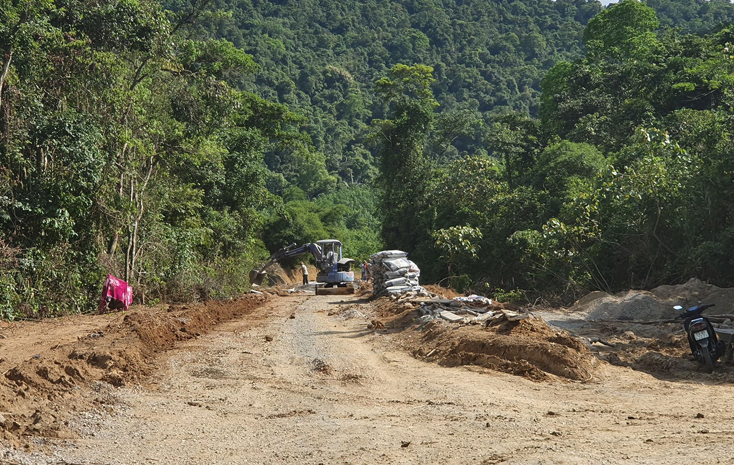 Đường vào bản Bạch Đàn trong thời gian thi công