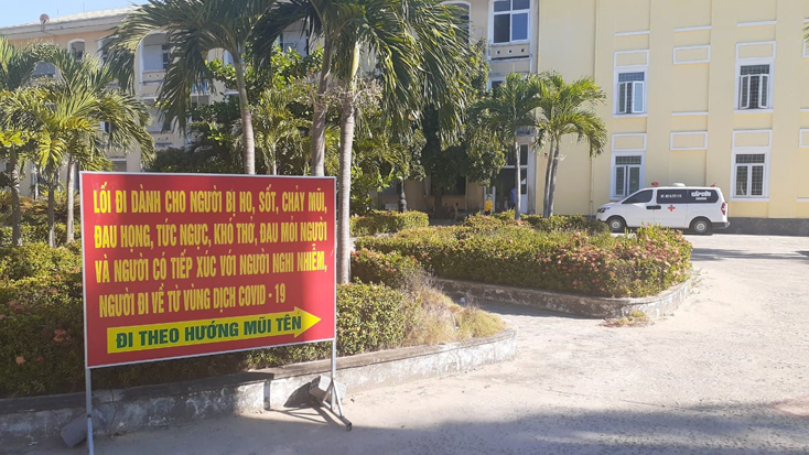 Biển chỉ dẫn cho những người có biểu hiện nghi vấn mắc dịch Covid vào khám và điều trị tại Bệnh viên đa khoa huyện Lệ Thủy