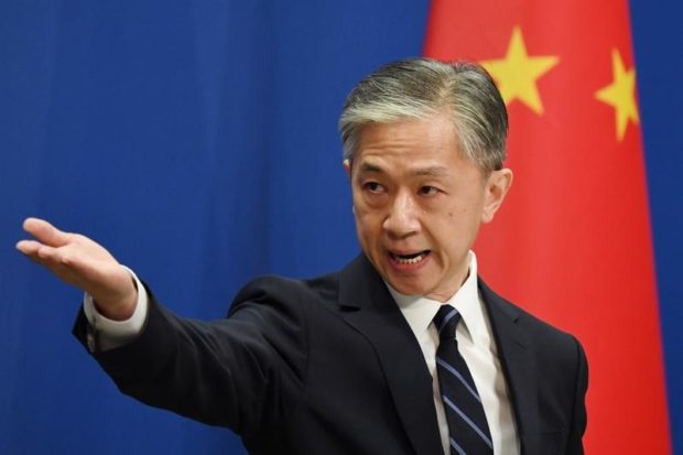 Người phát ngôn Bộ Ngoại giao Trung Quốc Vương Văn Bân phát biểu tại cuộc họp báo. Ảnh: inquirer.net