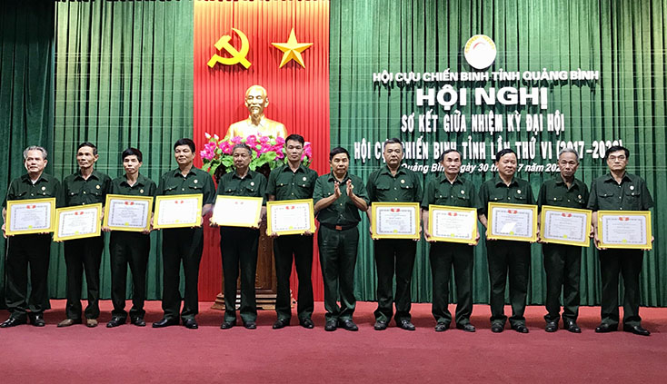 Đại diện lãnh đạo Hội CCB tỉnh tặng bằng khen cho các tập thể và cá nhân 