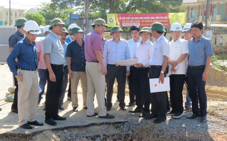 ...tiến độ thi công và GPMB ở phường Đức Ninh Đông.