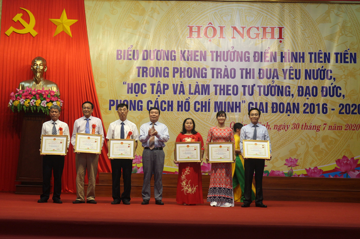 Đồng chí Giám đốc sở Nội vụ, Phó Chủ tịch thường trực Hội đồng thi đua khen thưởng tỉnhTrần Đình Dinh trao bằng khen cho các cá nhân đạt danh hiệu Chiến sỹ thi đua cấp tỉnh.