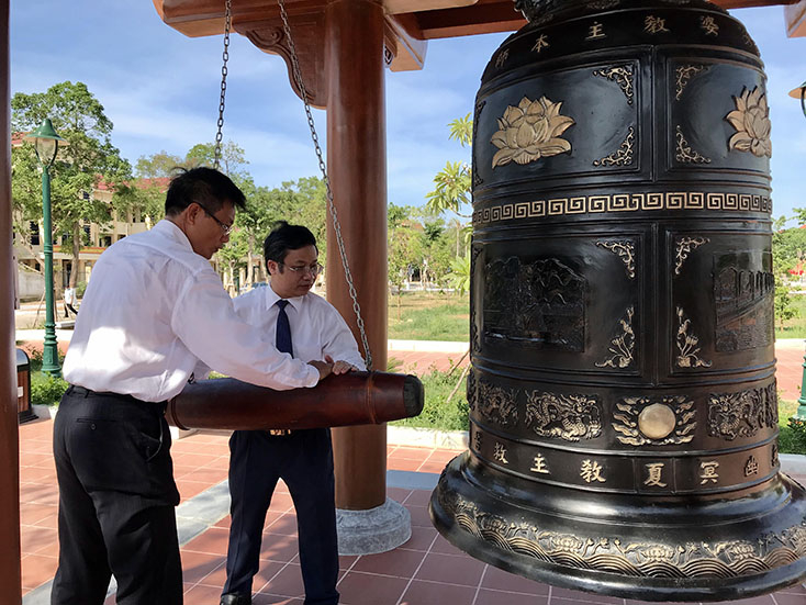 Nghi thức thỉnh chuông tại lễ dâng hương Đền thờ Bác Hồ và các anh hùng liệt sỹ tỉnh