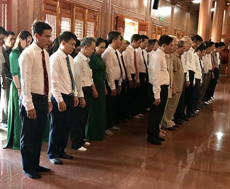  Đoàn đại biểu ngành Tuyên giáo tỉnh dành một phút mặc niệm trước anh linh của Bác và anh linh các anh hùng liệt sỹ 