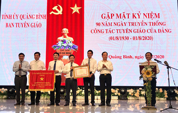 Thừa ủy quyền của Thủ tướng Chính phủ, đồng chí Thường trực Tỉnh ủy Đinh Công Hải trao bằng khen của Thủ tướng Chính phủ cho Ban Tuyên giáo Tỉnh ủy; đồng chí Phó Chủ tịch Thường trực UBND tỉnh trao cờ thi đua của UBND tỉnh cho Bao Tuyên giáo Tỉnh ủy