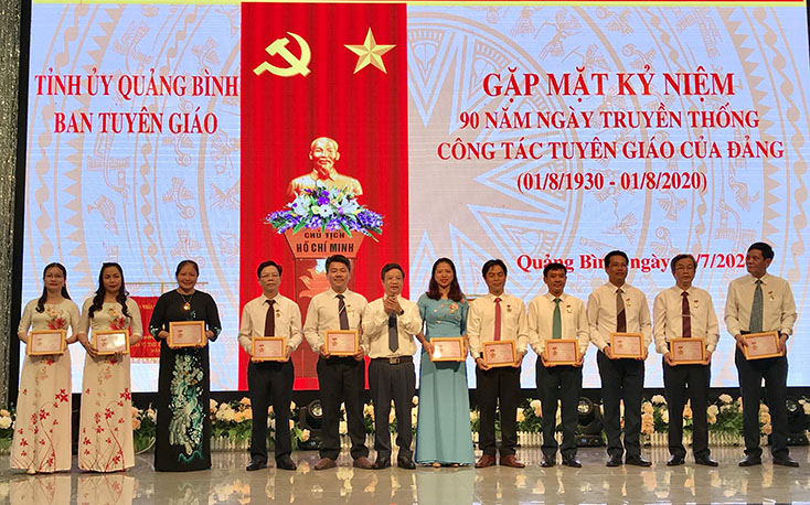 Thừa ủy quyền của Trưởng ban Tuyên giáo Trung ương, đồng chí Trưởng ban Tuyên giáo Tỉnh ủy trao kỷ niệm chương “Vì sự nghiệp Tuyên giáo” cho các cá nhân