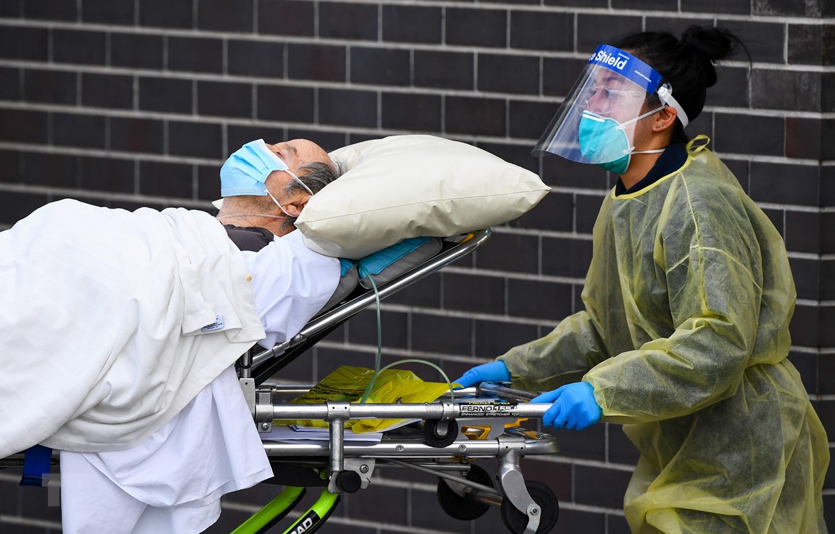  Chuyển bệnh nhân nhiễm COVID-19 tới bệnh viện ở Melbourne, Australia, ngày 28-7-2020. (Nguồn: AFP/TTXVN)