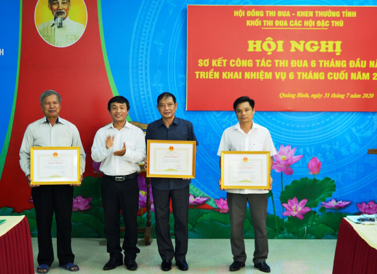 Các đơn vị trong Khối nhận Bằng khen của UBND tỉnh vì đã đạt thành tích xuất sắc trong các phong trào thi đua yêu nước.