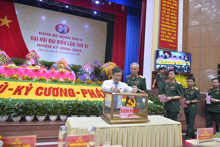 Đại hội tiến hành các nội dung bầu cử