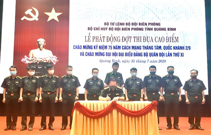 Đại diện các phòng, ban và các đơn vị thuộc Bộ Chỉ huy BĐBP tỉnh ký kết giao ước thi đua.