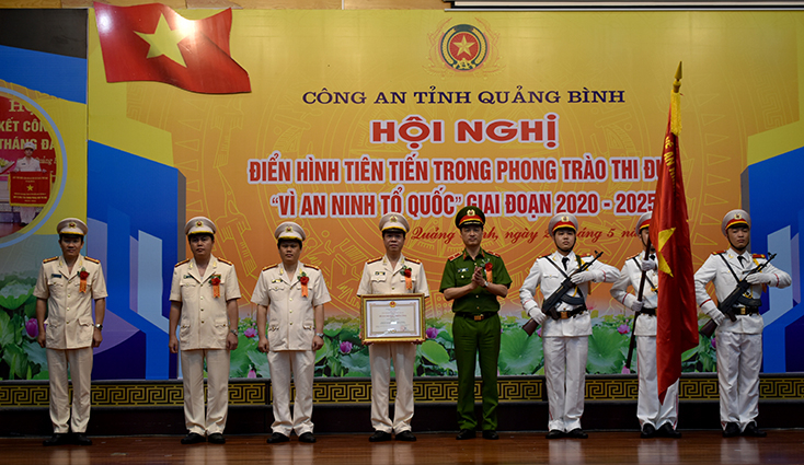 Thừa ủy quyền của Chủ tịch nước, Thiếu tướng Nguyễn Duy Ngọc, Thứ trưởng Bộ Công an trao Huân chương Chiến công hạng Ba cho Công an tỉnh Quảng Bình. 