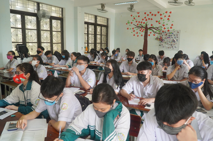 Sở GD-DDT yêu cầu học sinh, cán bộ, giáo viên làm nhiệm vụ thi phải đeo khẩu trang đúng cách khi vào các điểm thi.