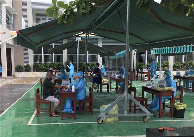 Đà Nẵng xét nghiệm cho toàn bộ người dân trong khu phong tỏa . Ảnh: TTXVN phát