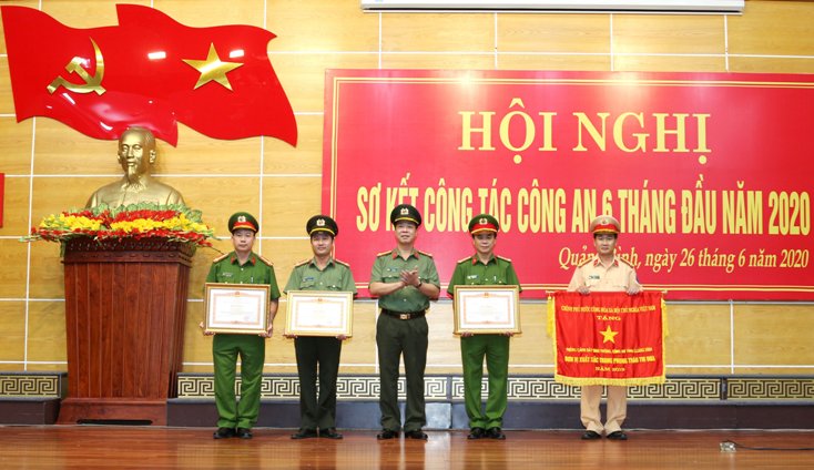  Tập thể Phòng PA02 vinh dự được đón nhận bằng khen của Chính phủ.