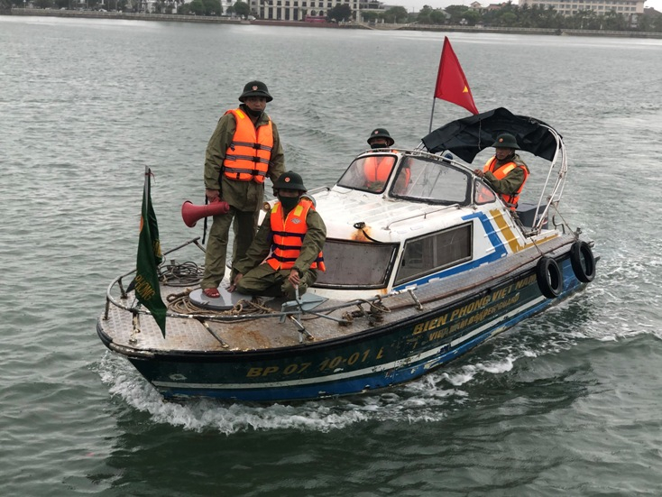  Ca nô cùng tổ công tác được cắm chốt khi có sự cố xảy ra.