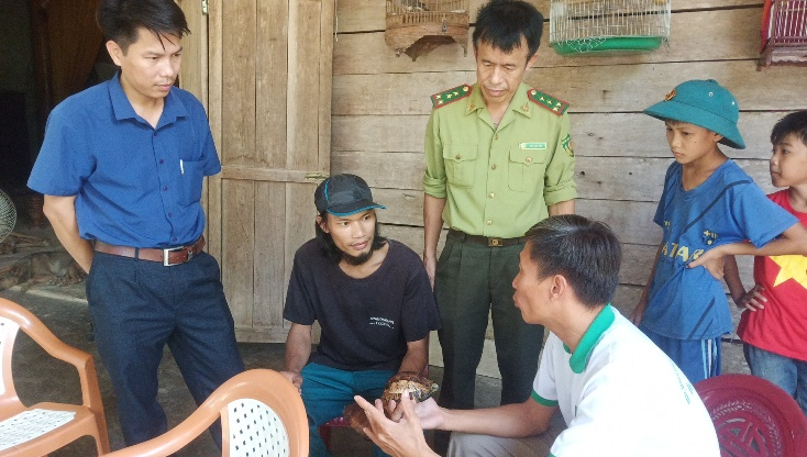 Anh Cao Ngọc Tuấn (người mặc áo đen) bàn giao hai cá thể rùa cho đại diện Trung tâm Cứu hộ, bảo tồn và Phát triển sinh vật, Vườn quốc gia Phong Nha – Kẻ Bàng.