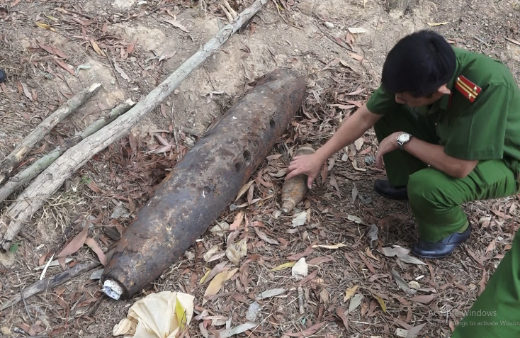 Quả bom được anh Trần Văn Trang tự nguyện giao nộp.