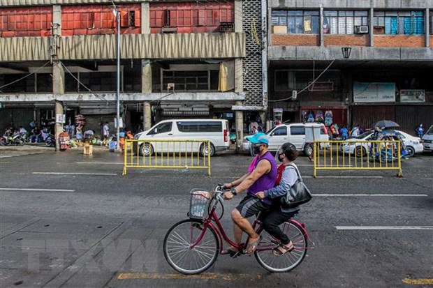 Người dân đeo khẩu trang phòng lây nhiễm COVID-19 tại Manila, Philippines ngày 10-7-2020. (Ảnh: THX/TTXVN)