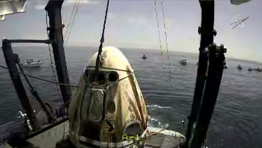   Thuyền của người dân bao vây tàu thu hồi SpaceX GO Navigator vì tò mò. Ảnh: NASA. 