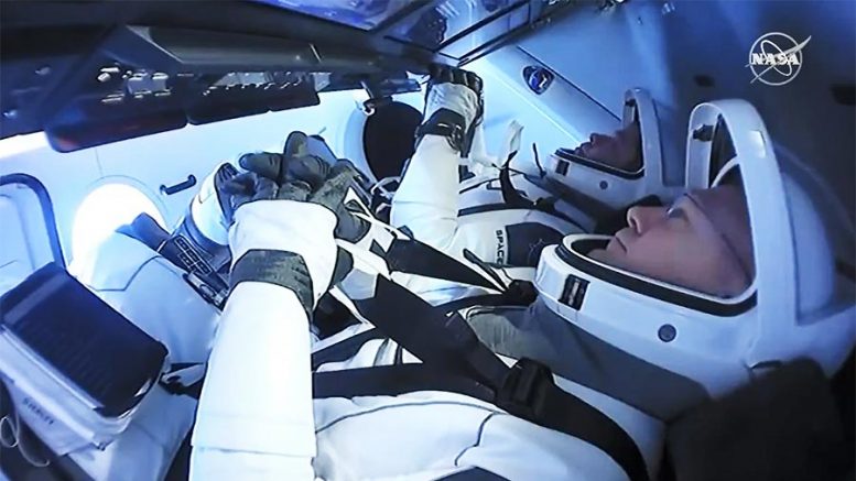    Các phi hành gia Doug Hurley và Bob Behnken chuẩn bị hạ cánh. Ảnh: NASA TV