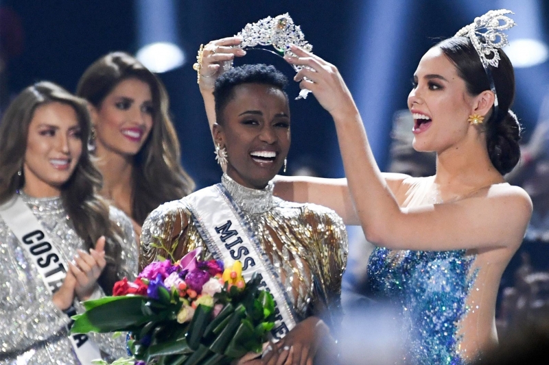  Zozibini Tunzi nhận vương miện Miss Universe 2019