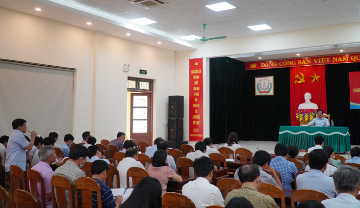Lãnh đạo các đơn vị trường học thẳng thắn trao đổi những khó khăn, vướng mắc với Sở GD-ĐT để cùng tháo gỡ để tổ chức tốt Kỳ thi tốt nghiệp THPT trước diễn biến phức tạp của dịch bệnh.