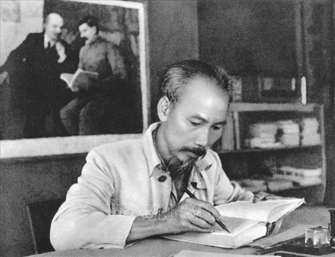  Bác Hồ trong phòng làm việc của Người tại căn cứ địa Việt Bắc (1951). Ảnh tư liệu: TTXVN phát