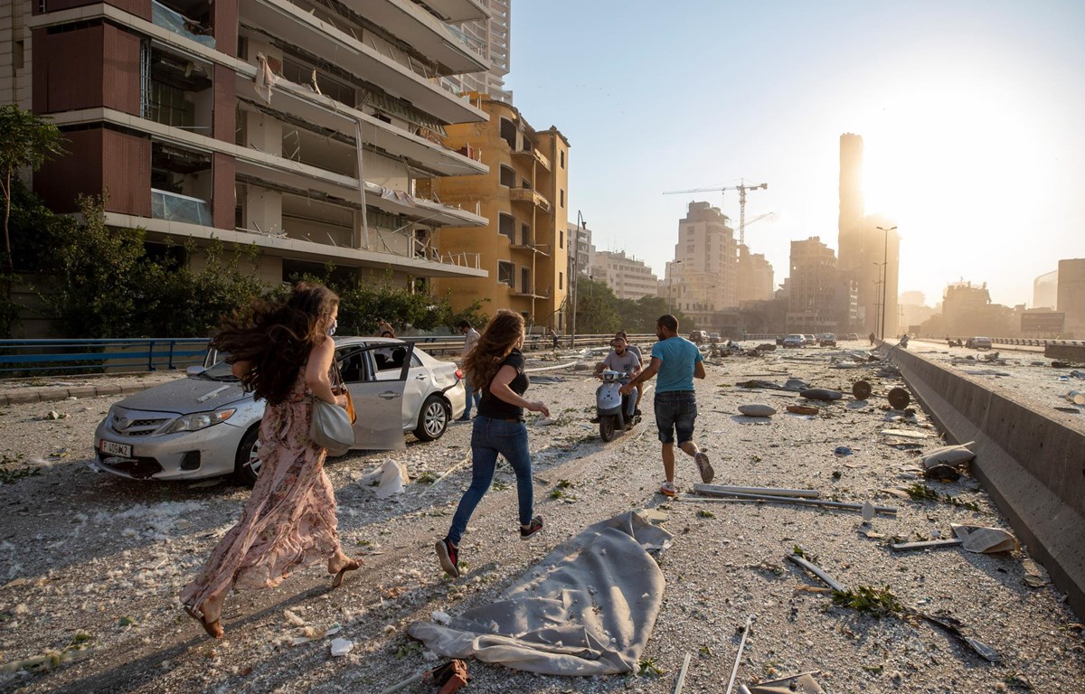 Người dân Liban hoảng sợ sau hai vụ nổ lớn ở Beirut. (Nguồn: AP)