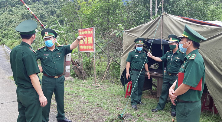  Đại tá Nguyễn Văn Hải, Phó Chỉ huy trưởng BĐBP tỉnh đã thăm hỏi, động viên kịp thời CBCS làm nhiệm vụ tại các chốt