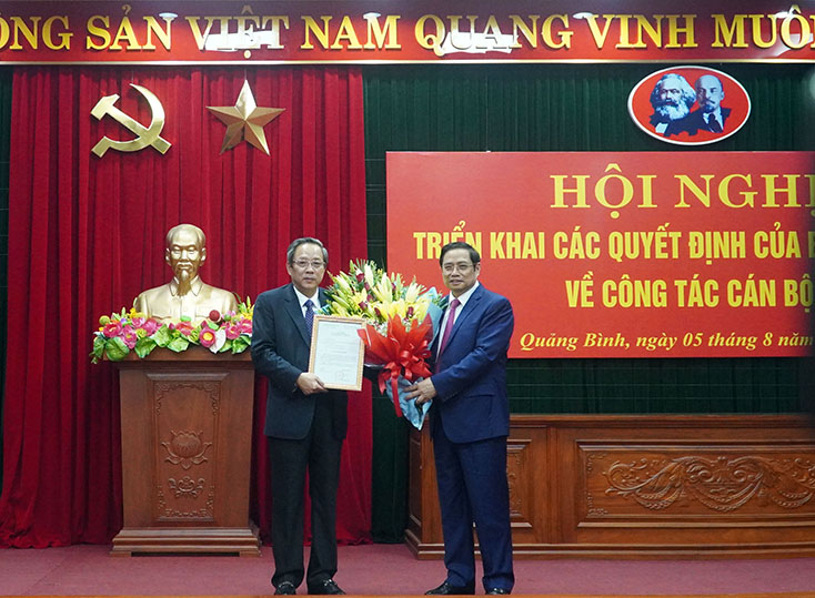 Đồng chí Trưởng Ban Tổ chức Trung ương Phạm Minh Chính trao quyết định điều động, phân công giữ chức Phó Trưởng ban Tổ chức Trung ương cho đồng chí Hoàng Đăng Quang