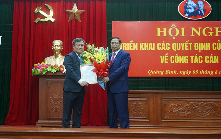 Đồng chí Trưởng Ban Tổ chức Trung ương Phạm Minh Chính trao quyết định điều động, phân công giữ chức Bí thư Tỉnh ủy Quảng Bình nhiệm kỳ 2015-2020 cho đồng chí Vũ Đại Thắng