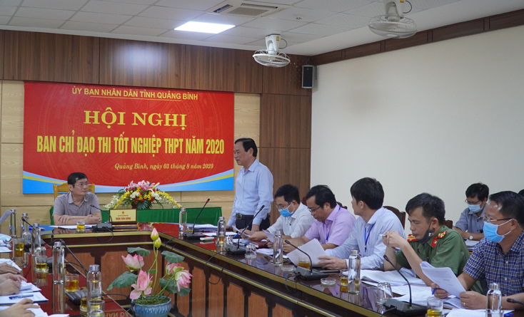 Lãnh đạo Sở GD-ĐT trình bày các phương án tổ chức Kỳ thi tốt nghiệp THPT năm 2020 trước Ban Chỉ đạo thi tỉnh.