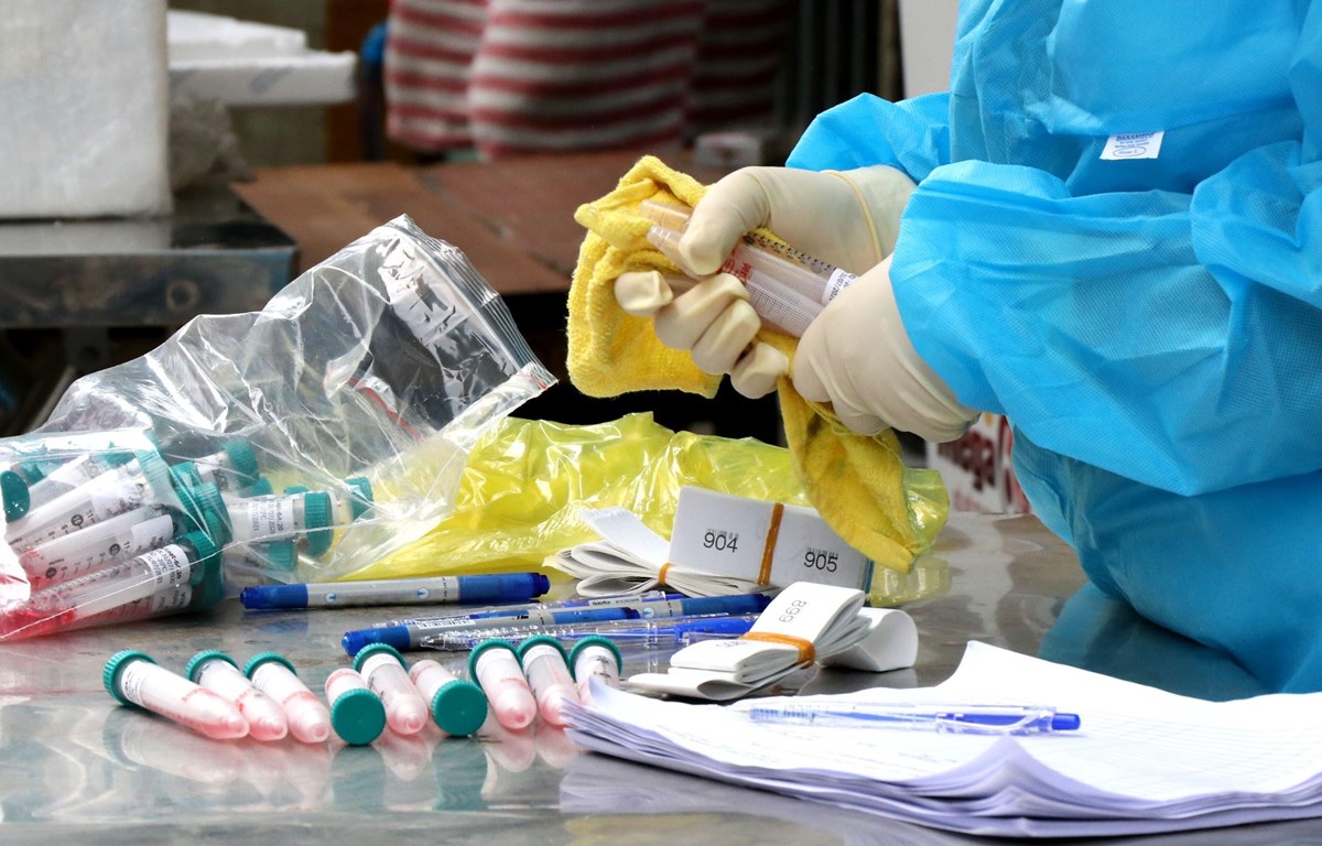  Đến tận nhà lấy mẫu xét nghiệm virus SARS-CoV-2 cho người dân tại Đà Nẵng. (Ảnh: Quốc Dũng/TTXVN) 