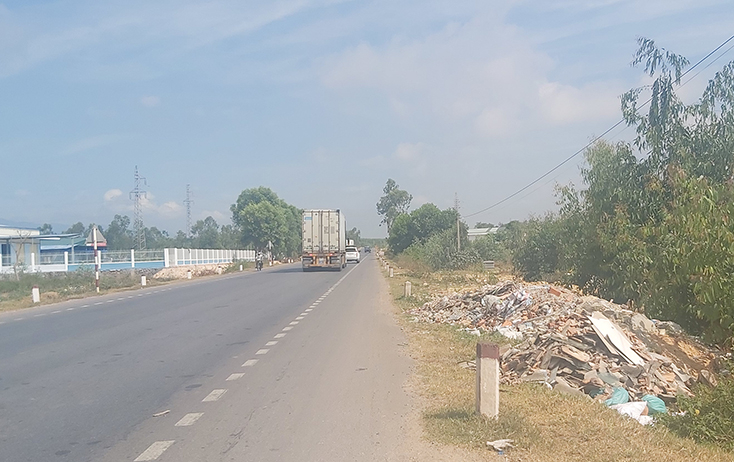 Rác thải xây dựng nằm dọc theo tuyến đường tránh thành phố Đồng Hới 