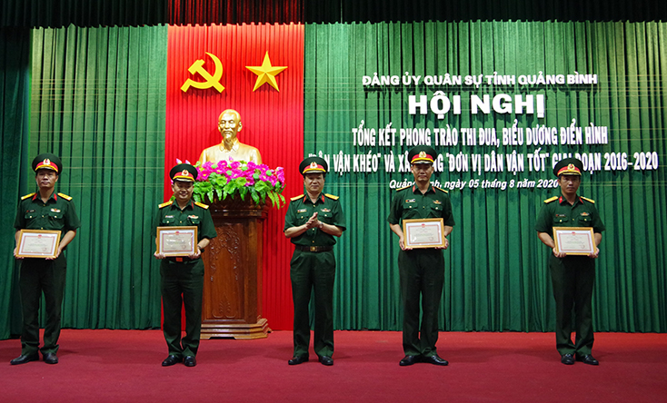 Bộ CHQS tỉnh tặng Giấy khen cho các tập thể có thành tích tiêu biểu, xuất sắc trong thực hiện phong trào thi đua