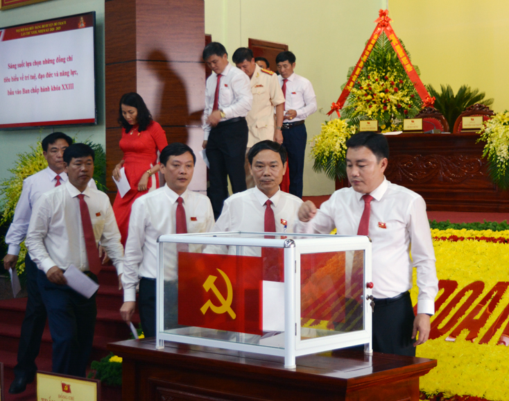  Các đại biểu bỏ phiếu bầu Ban Chấp hành Đảng bộ nhiệm kỳ mới