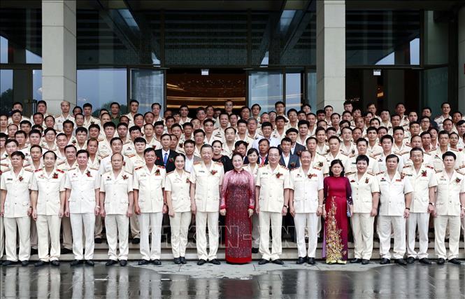 Chủ tịch Quốc hội Nguyễn Thị Kim Ngân với các điển hình tiên tiến. Ảnh: Trọng Đức/TTXVN