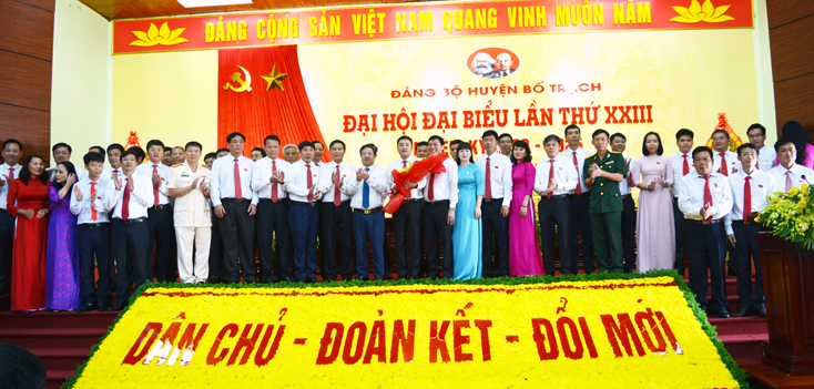 Đồng chí Cao Văn Định, Ủy viên Ban Thường vụ, Trưởng ban Tuyên giáo Tỉnh ủy tặng hoa chúc mừng Ban Chấp hành Đảng bộ huyện Bố Trạch khóa XXIII, nhiệm kỳ 2020-2025.