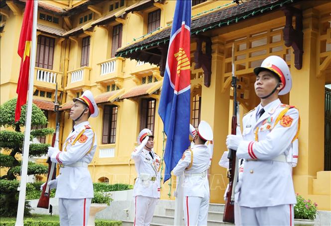  Lễ thượng cờ nhân kỷ niệm 53 năm Ngày thành lập ASEAN (8/8/1967 - 8/8/2020) và 25 năm Ngày Việt Nam trở thành thành viên chính thức của ASEAN (28/7/1995 - 28/7/2020), sáng 7/8/2020, tại Hà Nội. Ảnh: Lâm Khánh/TTXVN