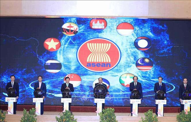 Chiều 6/1/2020, tại Hà Nội, Thủ tướng Nguyễn Xuân Phúc, Chủ tịch ASEAN 2020 và các đại biểu thực hiện nghi thức khai trương website ASEAN 2020. Ảnh: Thống Nhất/TTXVN
